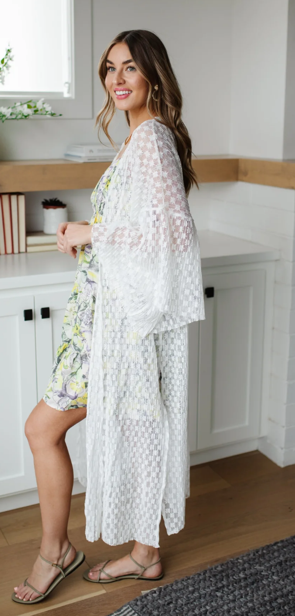 SAMPLE SALE: LARGE BEACHSIDE BABE KIMONO IN IVORY